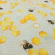 Vastagabb vászon natúr alapon méhek és méhsejtek