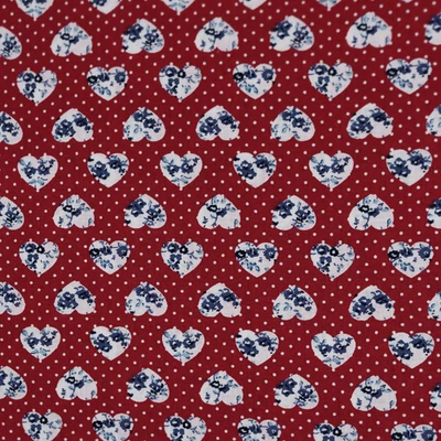 Pamutvászon kék virágok szívecskékben piros tűpöttyös alapon Pamutvászon kék virágok szívecskékben piros tűpöttyös alapon